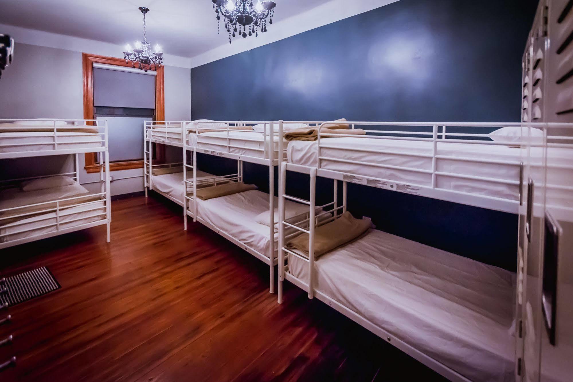 Hostal Q4 And *